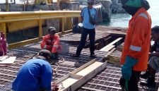 Potret proses pengerjaan ramp dor roro Jagoh | Foto : Zonamu/Hendri
