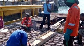 Potret proses pengerjaan ramp dor roro Jagoh | Foto : Zonamu/Hendri