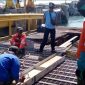Potret proses pengerjaan ramp dor roro Jagoh | Foto : Zonamu/Hendri