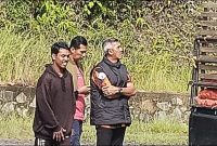 Ketua MPC PP Lingga saat di pelabuhan roro jagoh melihat barang masuk dari Batam | Foto : RRI/Arman