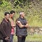 Ketua MPC PP Lingga saat di pelabuhan roro jagoh melihat barang masuk dari Batam | Foto : RRI/Arman