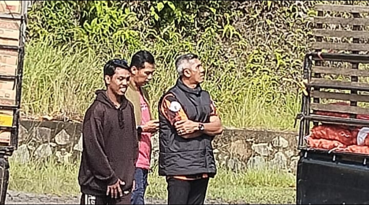 Ketua MPC PP Lingga saat di pelabuhan roro jagoh melihat barang masuk dari Batam | Foto : RRI/Arman
