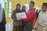 Kades Mepar saat membagikan paket sembako dari kawan lama Apri Fajar Hermanto | Foto : Zonamu/Ist