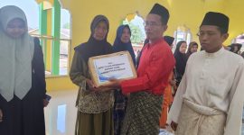 Kades Mepar saat membagikan paket sembako dari kawan lama Apri Fajar Hermanto | Foto : Zonamu/Ist