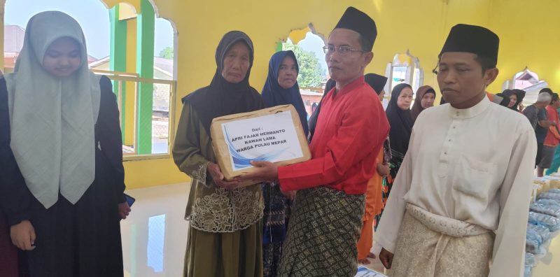 Kades Mepar saat membagikan paket sembako dari kawan lama Apri Fajar Hermanto | Foto : Zonamu/Ist