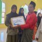 Kades Mepar saat membagikan paket sembako dari kawan lama Apri Fajar Hermanto | Foto : Zonamu/Ist