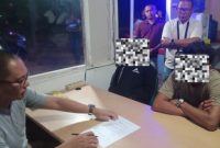 Petugas Saat mengamankan pasangan bukan suami istri dalam satu rumah kontrakan | Foto : Zonamu/Humas Satpol PP