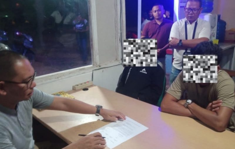 Petugas Saat mengamankan pasangan bukan suami istri dalam satu rumah kontrakan | Foto : Zonamu/Humas Satpol PP