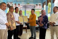 Gubernur Kepri Ansar Ahmad saat menyerahkan Aset Pelabuhan Sei Tenam kepada Bupati Lingga M. Nizar | Foto : Zonamu/Diskominfo Lingga