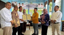Gubernur Kepri Ansar Ahmad saat menyerahkan Aset Pelabuhan Sei Tenam kepada Bupati Lingga M. Nizar | Foto : Zonamu/Diskominfo Lingga