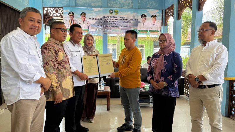 Gubernur Kepri Ansar Ahmad saat menyerahkan Aset Pelabuhan Sei Tenam kepada Bupati Lingga M. Nizar | Foto : Zonamu/Diskominfo Lingga