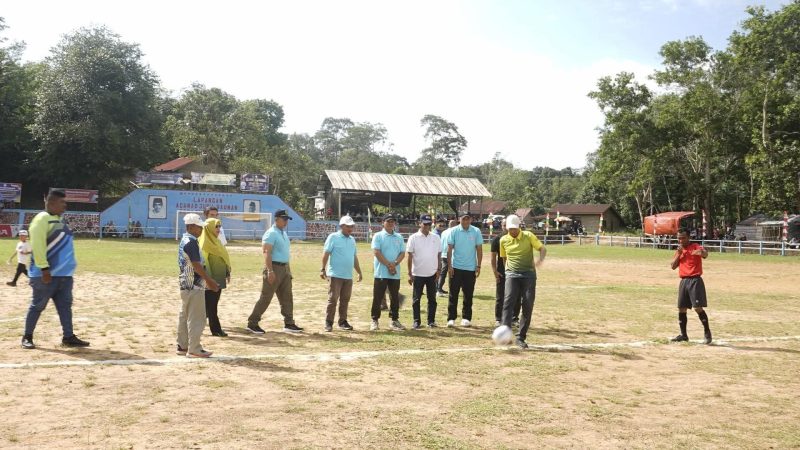 Wakil Bupati Lingga Novrizal saat membuka turnamen sungai buluh cup | Foto : Zonamu/Andi