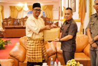Bupati Lingga saat menerima kunjung Perusahaan dari Malaysia | Foto : Zonamu/Diskominfo Lingga