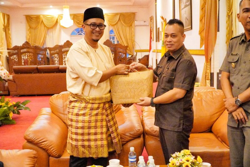 Bupati Lingga saat menerima kunjung Perusahaan dari Malaysia | Foto : Zonamu/Diskominfo Lingga