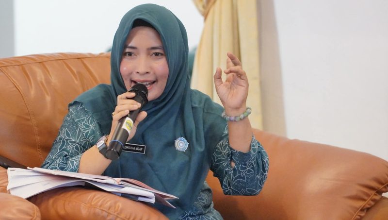 Ketua TP PKK Kabupaten Lingga Maratusholiha Nizar saat pimpin rapat | Foto : Zonamu/Diskominfo Lingga