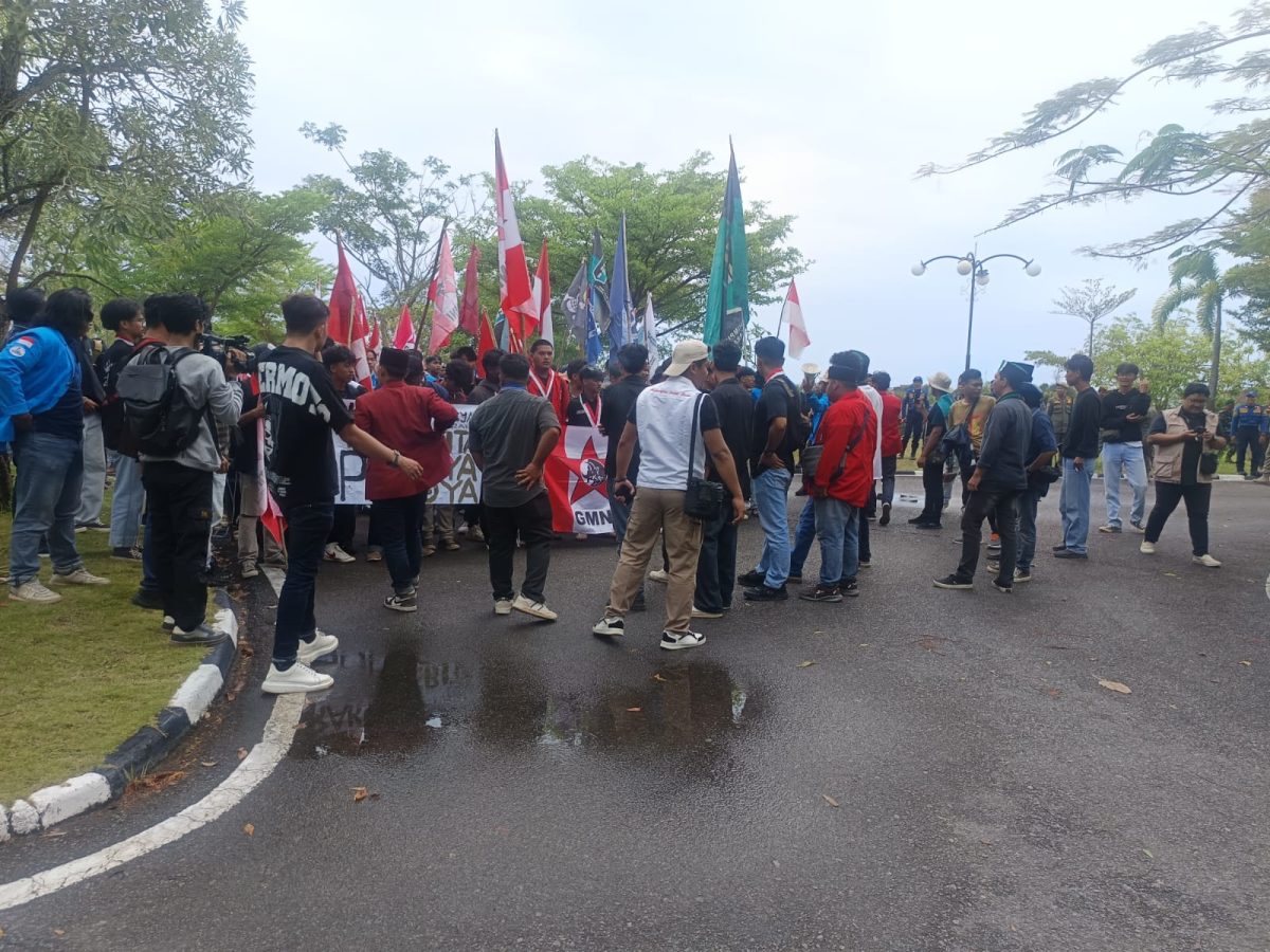 Ratusan Mahasiswa saat menggeruduk kantor DPRD Kepri | Foto : Zonamu/Budi