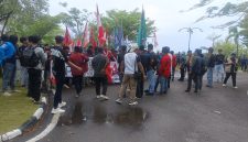 Ratusan Mahasiswa saat menggeruduk kantor DPRD Kepri | Foto : Zonamu/Budi