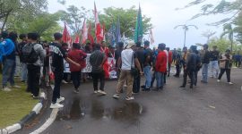 Ratusan Mahasiswa saat menggeruduk kantor DPRD Kepri | Foto : Zonamu/Budi