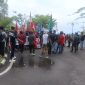 Ratusan Mahasiswa saat menggeruduk kantor DPRD Kepri | Foto : Zonamu/Budi