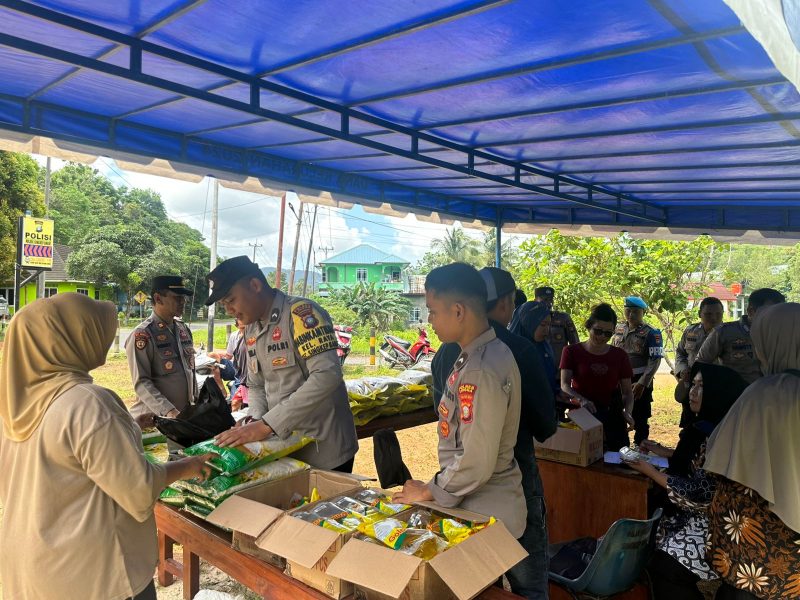 Polsek Singbar dan Bulog Gelar Gerakan Pangan Murah | Foto : Zonamu/Wandi