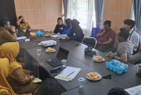 Mahasiswa di Lingga saat melakukan audiensi di Bapenda Lingga | Foto : Zonamu/Wandi