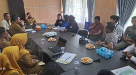 Mahasiswa di Lingga saat melakukan audiensi di Bapenda Lingga | Foto : Zonamu/Wandi