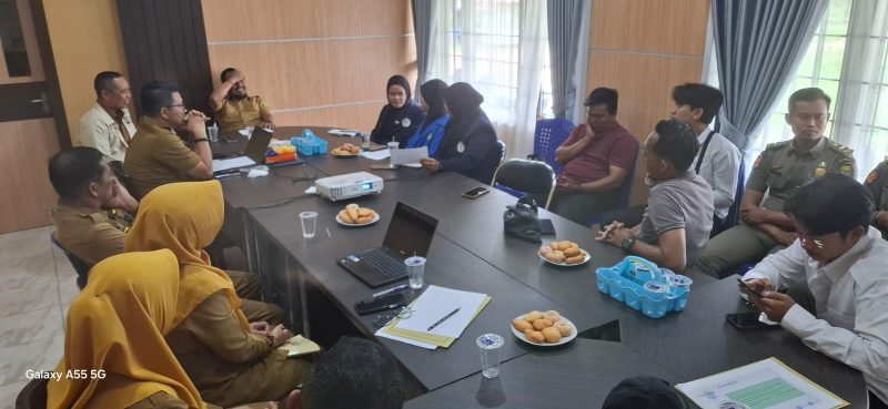 Mahasiswa di Lingga saat melakukan audiensi di Bapenda Lingga | Foto : Zonamu/Wandi