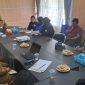Mahasiswa di Lingga saat melakukan audiensi di Bapenda Lingga | Foto : Zonamu/Wandi