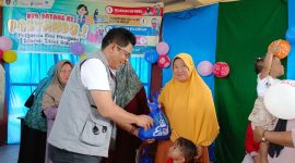 Kadinkes Lingga dr. Bukit Tua Rayanto Gultom saat memberikan bingkisan kepada warga Desa Benan | Foto : Zonamu/Diskominfo Lingga