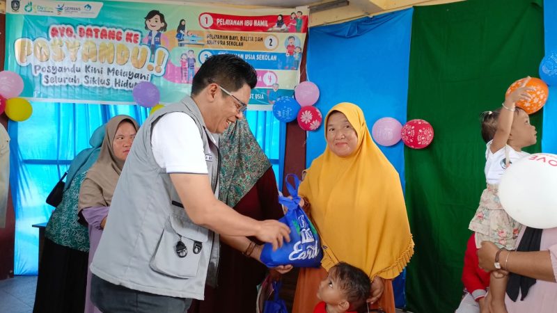 Kadinkes Lingga dr. Bukit Tua Rayanto Gultom saat memberikan bingkisan kepada warga Desa Benan | Foto : Zonamu/Diskominfo Lingga