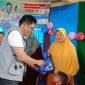 Kadinkes Lingga dr. Bukit Tua Rayanto Gultom saat memberikan bingkisan kepada warga Desa Benan | Foto : Zonamu/Diskominfo Lingga