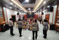 Polwan Polres Karimun saat melakukan kegiatan bersama anak-anak | Foto : Zonamu/Humas Polres Karimun