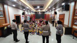 Polwan Polres Karimun saat melakukan kegiatan bersama anak-anak | Foto : Zonamu/Humas Polres Karimun