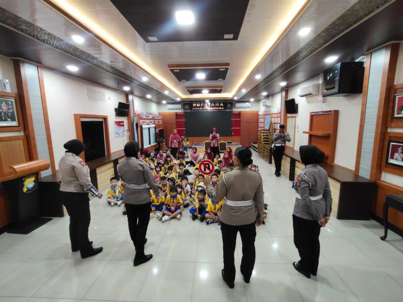 Polwan Polres Karimun saat melakukan kegiatan bersama anak-anak | Foto : Zonamu/Humas Polres Karimun