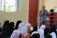 Ketua Bawaslu Lingga Fidya Asrina saat memberikan pemahaman kepada para siswa | Foto : Zonamu/Humas Bawaslu Lingga