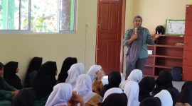 Ketua Bawaslu Lingga Fidya Asrina saat memberikan pemahaman kepada para siswa | Foto : Zonamu/Humas Bawaslu Lingga
