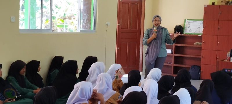 Ketua Bawaslu Lingga Fidya Asrina saat memberikan pemahaman kepada para siswa | Foto : Zonamu/Humas Bawaslu Lingga