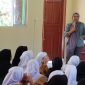 Ketua Bawaslu Lingga Fidya Asrina saat memberikan pemahaman kepada para siswa | Foto : Zonamu/Humas Bawaslu Lingga