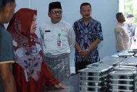 Ketua Dekranasda Lingga bersma Kadinkes Lingga saat memantau dapur gizi gratis | Foto : Zonamu/Ist