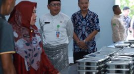 Ketua Dekranasda Lingga bersma Kadinkes Lingga saat memantau dapur gizi gratis | Foto : Zonamu/Ist