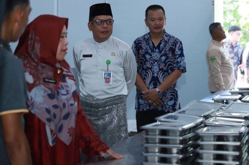 Ketua Dekranasda Lingga bersma Kadinkes Lingga saat memantau dapur gizi gratis | Foto : Zonamu/Ist