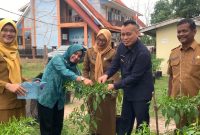 Bupati Lingga  bersama Ketua PKK Kabupaten Lingga dan Plt. Kadisperindagkop Lingga Panen Perdana cabe rawit | Foto : Zonamu/Wandi