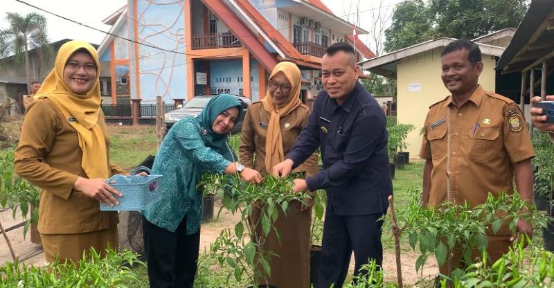 Bupati Lingga  bersama Ketua PKK Kabupaten Lingga dan Plt. Kadisperindagkop Lingga Panen Perdana cabe rawit | Foto : Zonamu/Wandi