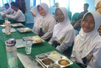 Siswa SMP Negeri 1 Singkep saat menerima MBG | Foto : Zonamu/Wandi
