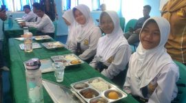 Siswa SMP Negeri 1 Singkep saat menerima MBG | Foto : Zonamu/Wandi