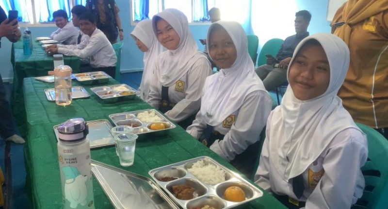 Siswa SMP Negeri 1 Singkep saat menerima MBG | Foto : Zonamu/Wandi