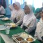 Siswa SMP Negeri 1 Singkep saat menerima MBG | Foto : Zonamu/Wandi