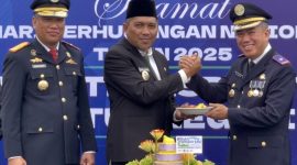 Wakil Bupati Karimun, Rocky Marciano Bawole memberikan potongan tumpeng pertama peringatan Hari Perhubungan Nasional 2025 kepada Kepala Bandara RHA Karimun, M. Subiat Wiranata Kusumah | Foto: Azis