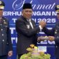 Wakil Bupati Karimun, Rocky Marciano Bawole memberikan potongan tumpeng pertama peringatan Hari Perhubungan Nasional 2025 kepada Kepala Bandara RHA Karimun, M. Subiat Wiranata Kusumah | Foto: Azis