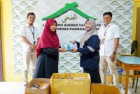 Karyawan PT Timah serahkan barang layak pakai ke Panti Asuhan Yatim Piatu Adh Dhuhaa, Kecamatan Gerunggang, Pangkalpinang | Foto: Zonamu/Humas PT Timah